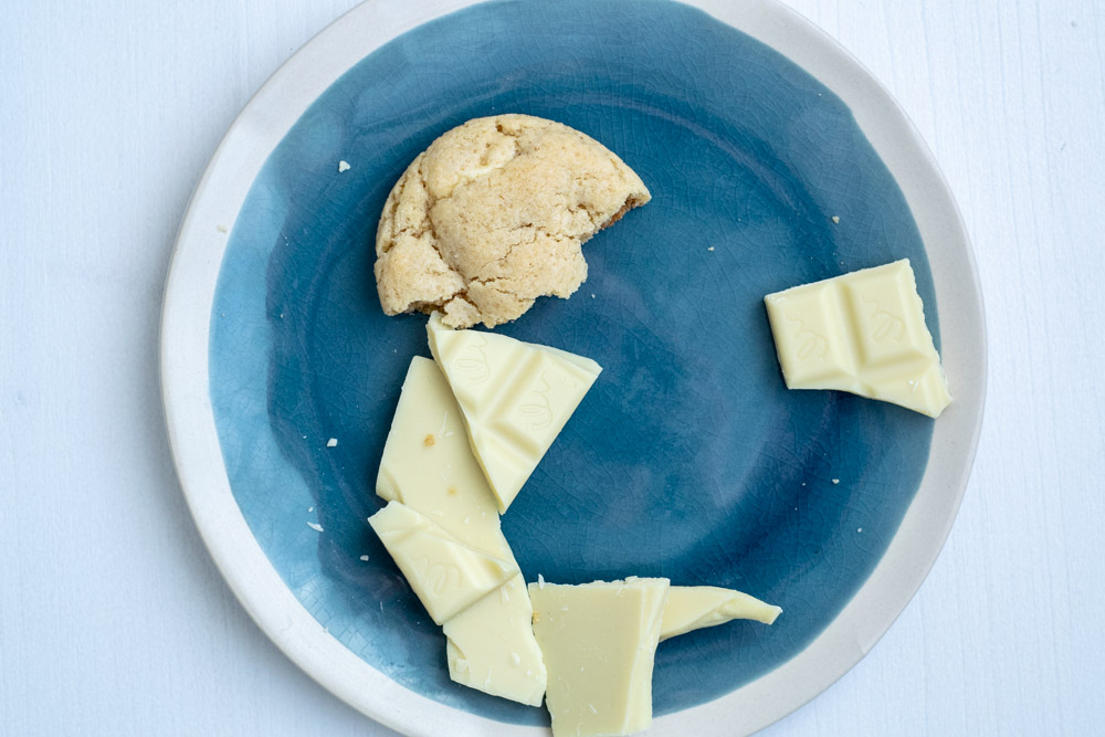 Frischkäse-Cookies mit weißer Schokolade - kuchengeschichten