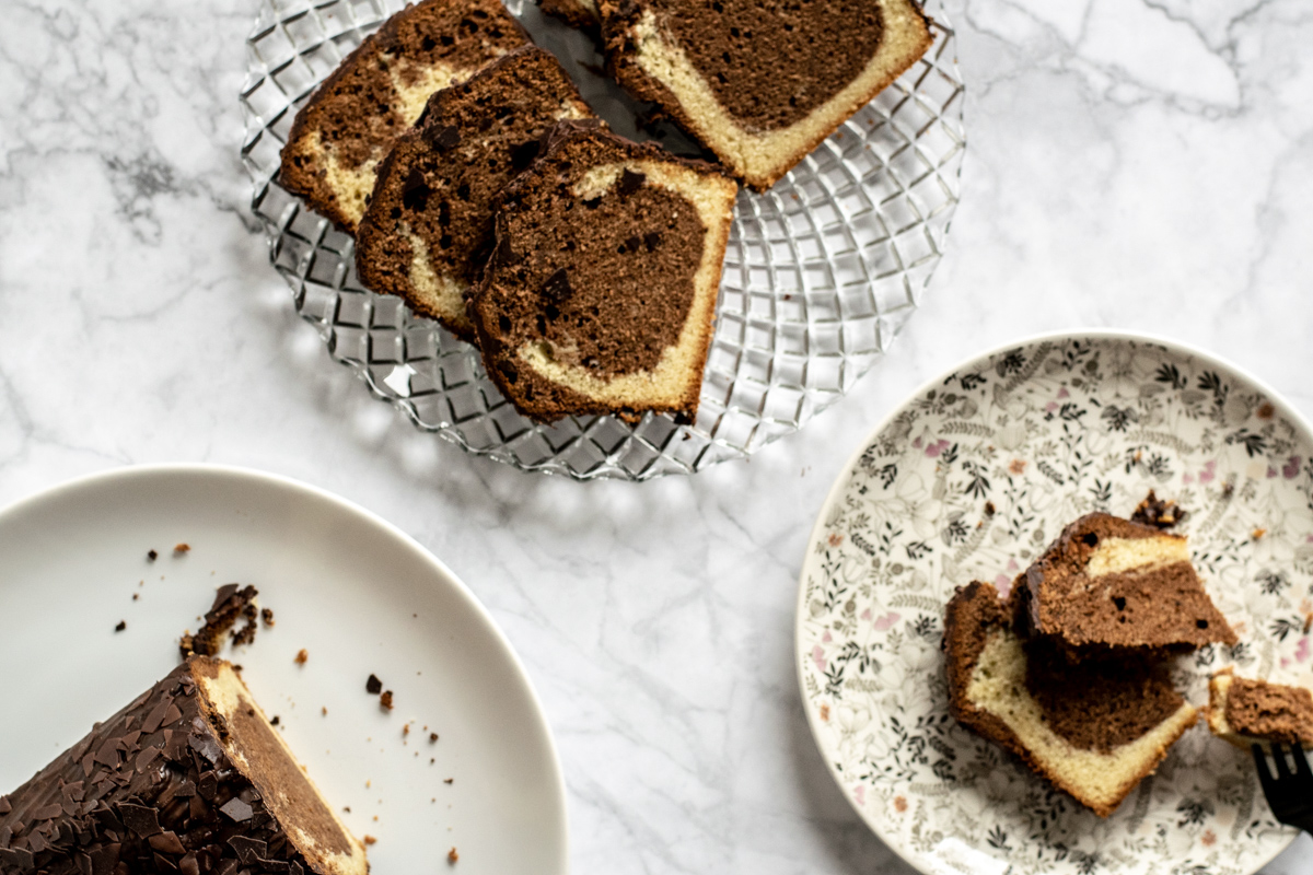 Marmorkuchen mit Schokolade und Sahne. - kuchengeschichten