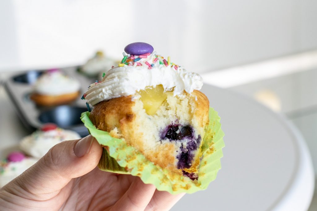 Zitronen-Blaubeer-Cupcakes mit Zitronenfuellung | kuchengeschichten