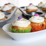 Zitronen-Blaubeer-Cupcakes mit Zitronenfuellung | kuchengeschichten