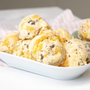 Mandarinen-Buttermilch-Eis mit Keksen und Schokolade | kuchengeschichten