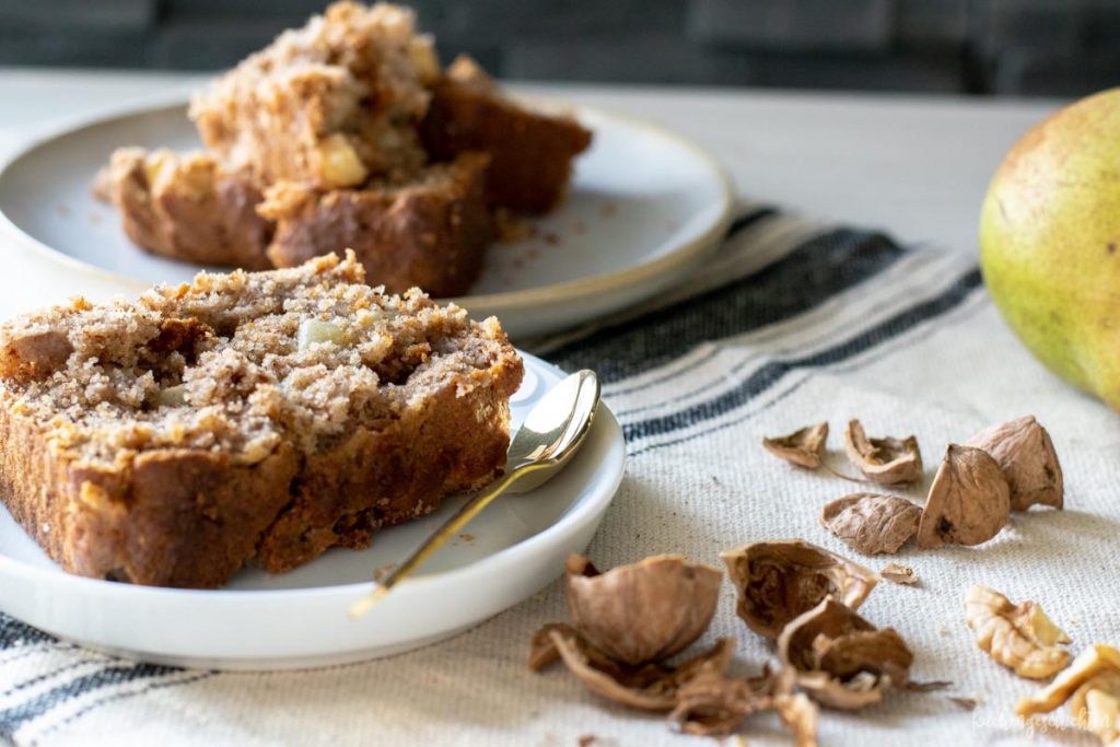 veganer Birnenkuchen mit Dinkelmehl und geroesteten Walnuessen | kuchengeschichten