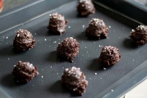 Schoko-Schoko-Meersalz-Cookies | kuchengeschichten