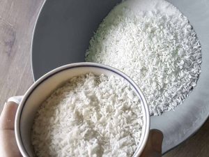 Zucker und Kokosraspeln mischen: Buttermilchkuchen Tassenkuchen | kuchengeschichten