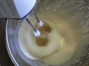 Teigzutaten verrühren: Buttermilchkuchen Tassenkuchen | kuchengeschichten