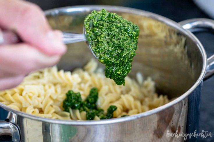 Grillen! Nudelsalat mit Ruccola und Pesto. - kuchengeschichten