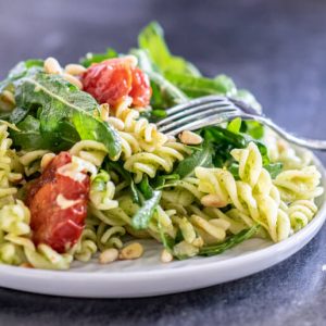 Nudelsalat mit Ruccola und Pesto | kuchengeschichten