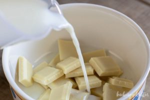 Schokolade mit Milch schmelzen | kuchengeschichten