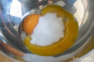 Eigelb mit Zucker schaumig schlagen | kuchengeschichten