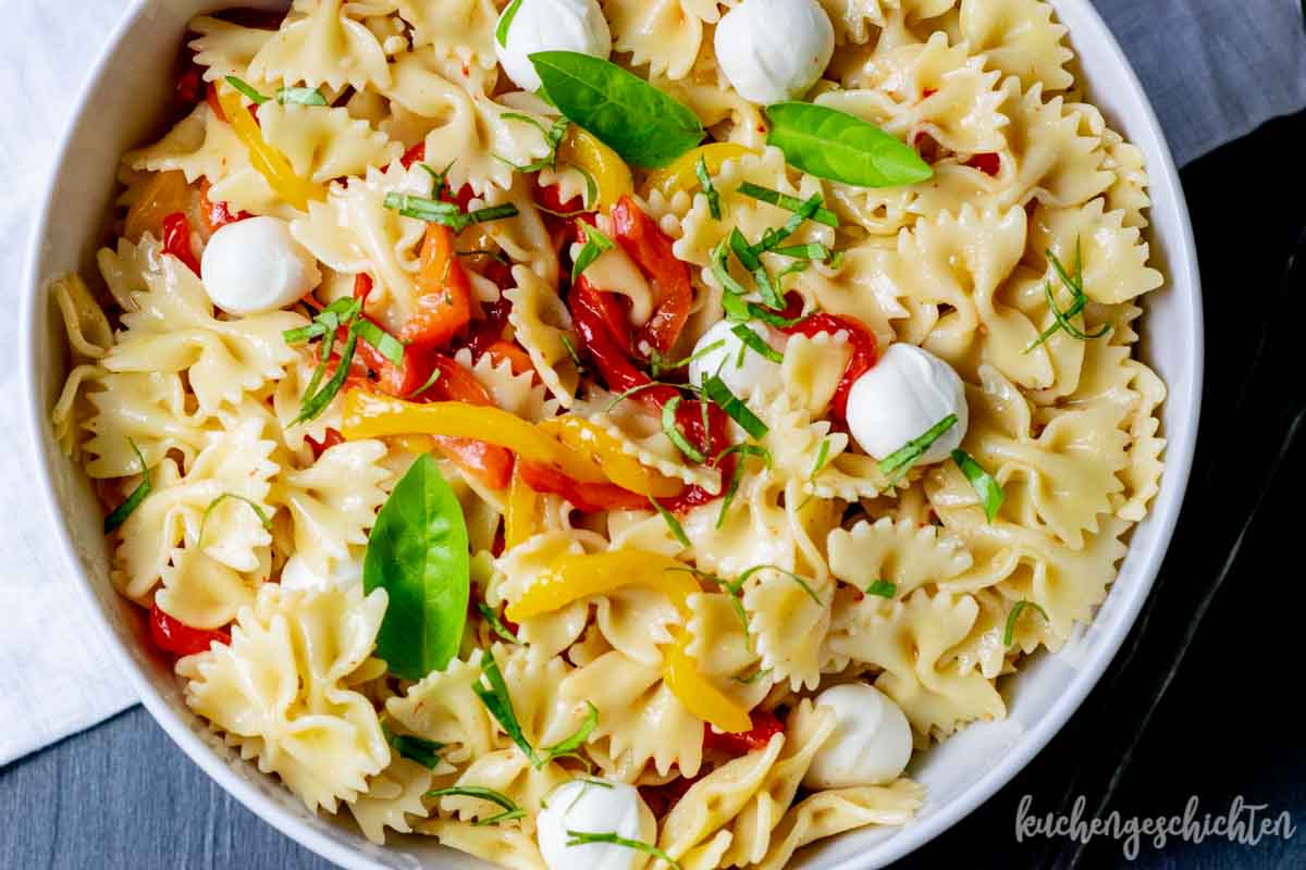 Nudelsalat mit gegrillter Paprika und Mozzarella. - kuchengeschichten