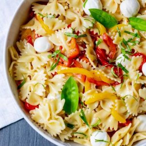 Nudelsalat mit gegrillter Paprika und Mozzarella | kuchengeschichten