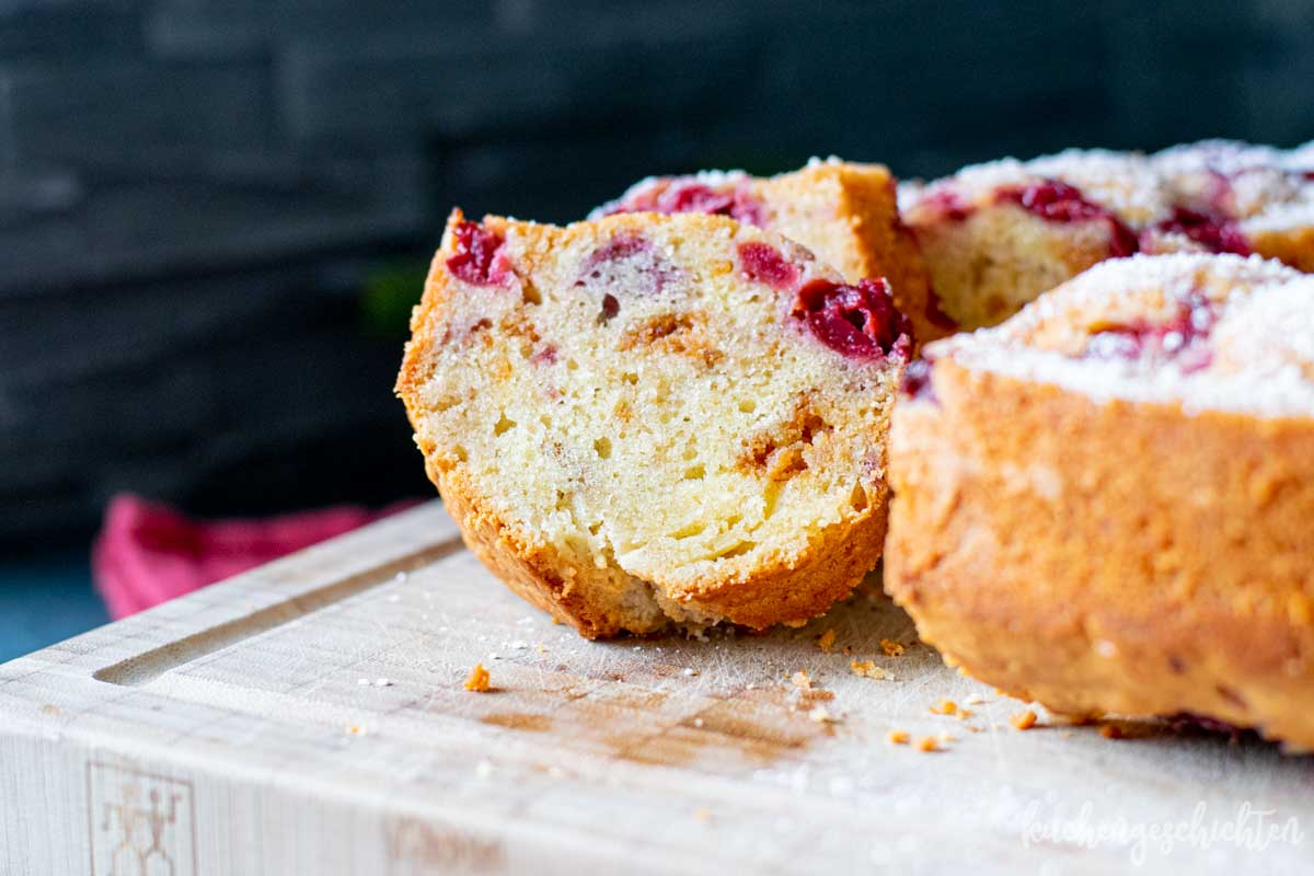 Marzipan-Kirsch-Kuchen mit Amarettinis. - kuchengeschichten