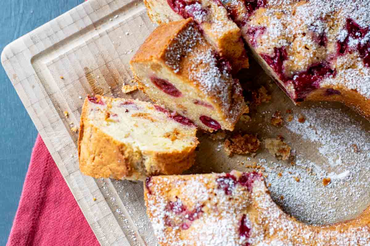 Marzipan-Kirsch-Kuchen mit Amarettinis. - kuchengeschichten