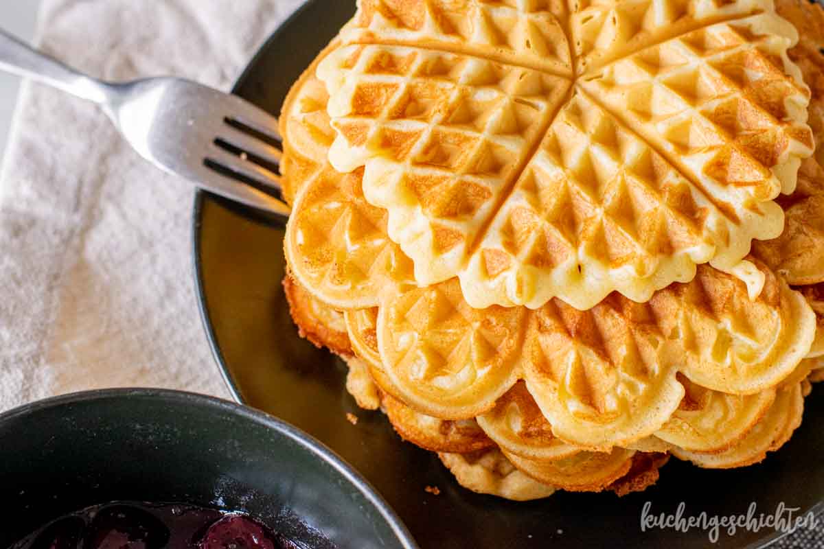Waffeln von Oma - mit Amarettokirschen! - kuchengeschichten