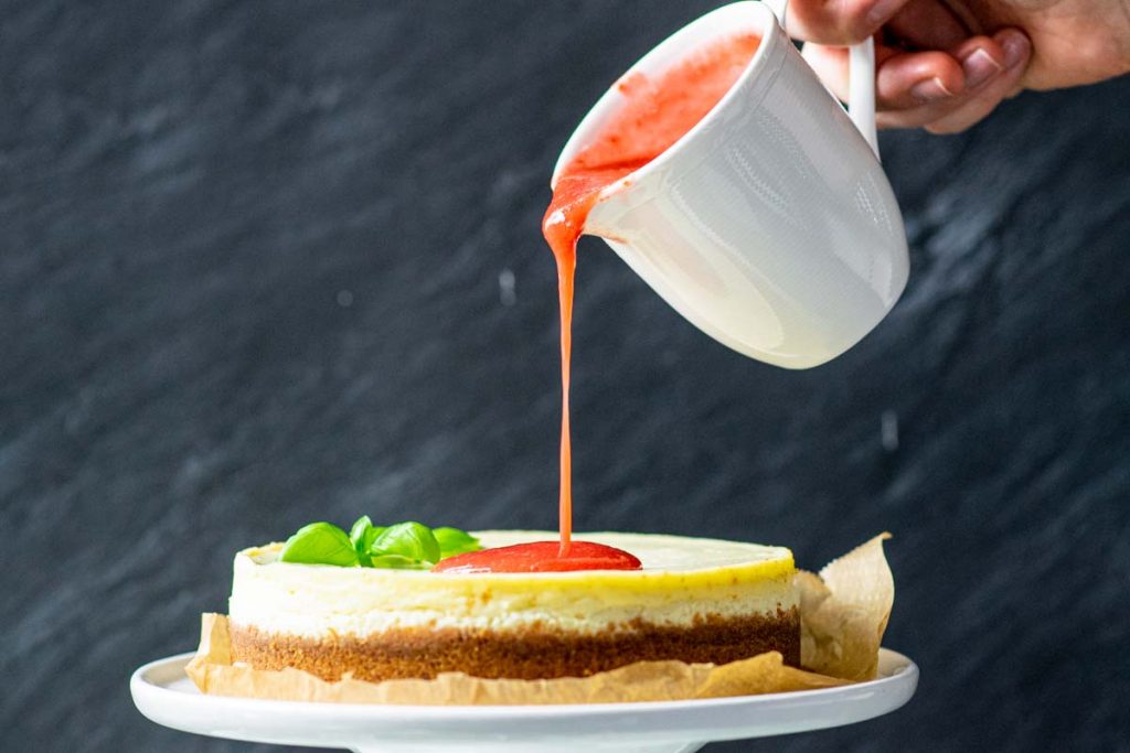 Cheesecake mit Erdbeerspiegel und Basilikumzucker | kuchengeschichten