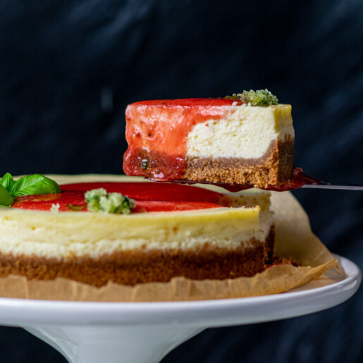 Cheesecake mit Erdbeerspiegel und Basilikumzucker | kuchengeschichten