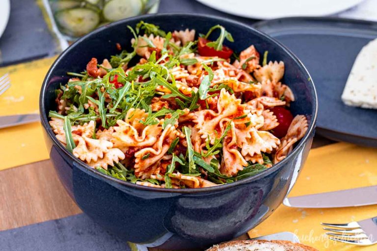 Nudelsalat mit Tomatensoße. - kuchengeschichten